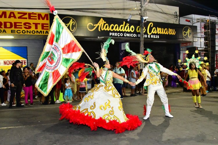 Desfile das Escolas de Samba encanta público na Avenida Getúlio Vargas