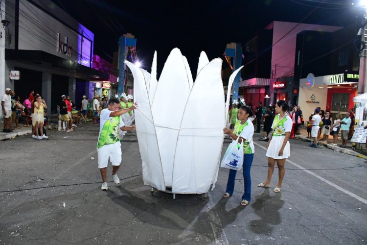 Desfile das Escolas de Samba encanta público na Avenida Getúlio Vargas
