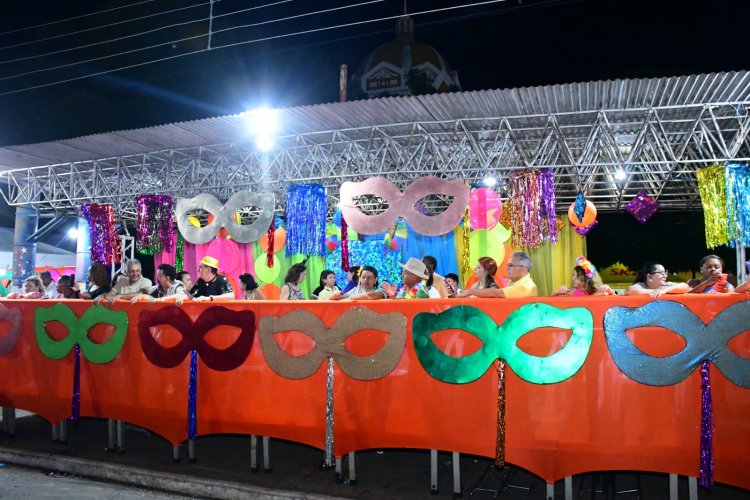 Desfile das Escolas de Samba encanta público na Avenida Getúlio Vargas