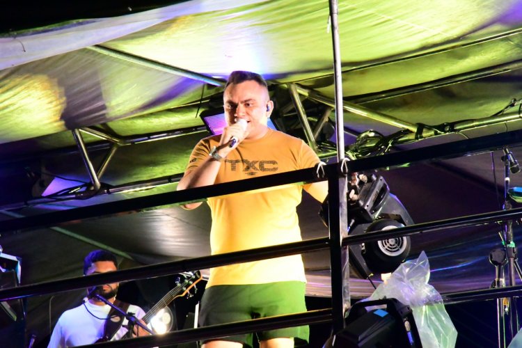 Desfile das Escolas de Samba encanta público na Avenida Getúlio Vargas