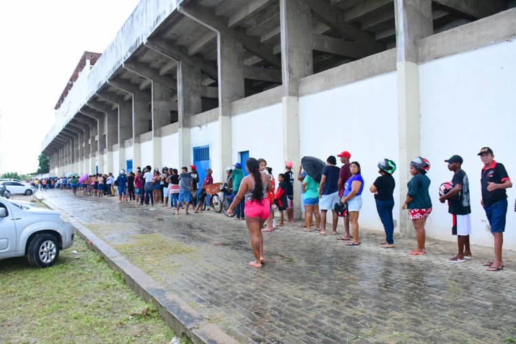 Prefeitura de Floriano distribui mais de 5 mil cestas básicas para famílias em situação de vulnerabilidade 