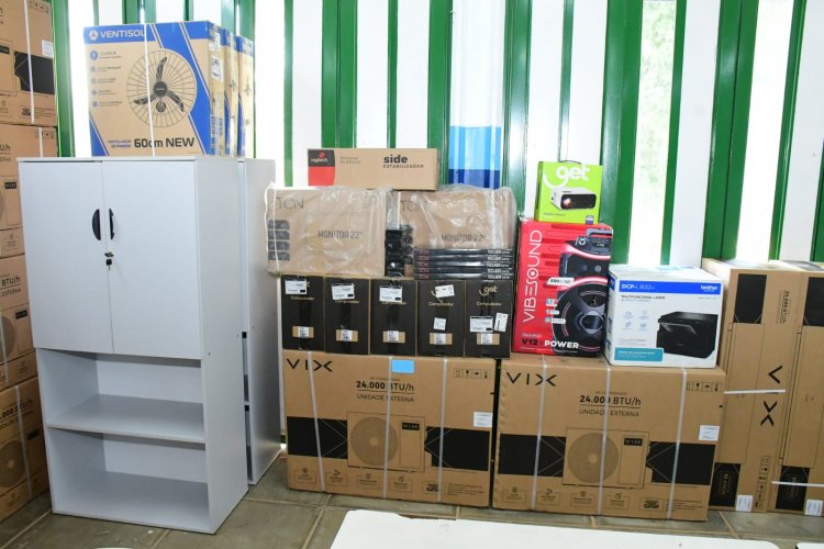 SEMED Floriano realiza entrega de livros e materiais permanentes para a Escola Raimundinha Carvalho