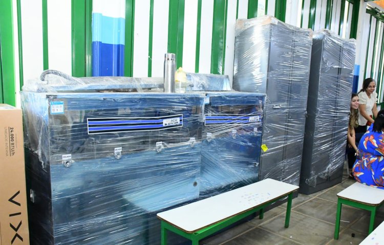 SEMED Floriano realiza entrega de livros e materiais permanentes para a Escola Raimundinha Carvalho
