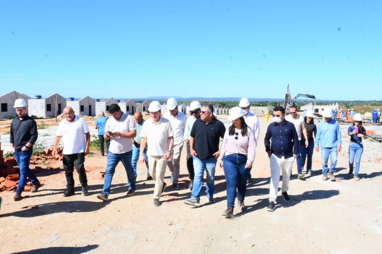 Prefeitura de Floriano visita às obras do programa Minha Casa, Minha Vida no loteamento Bom Jardim