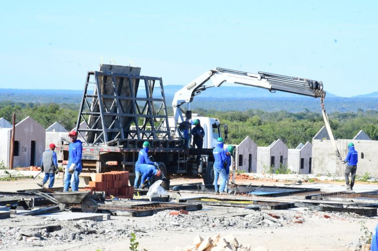 Prefeitura de Floriano visita às obras do programa Minha Casa, Minha Vida no loteamento Bom Jardim