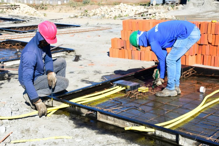Prefeitura de Floriano visita às obras do programa Minha Casa, Minha Vida no loteamento Bom Jardim