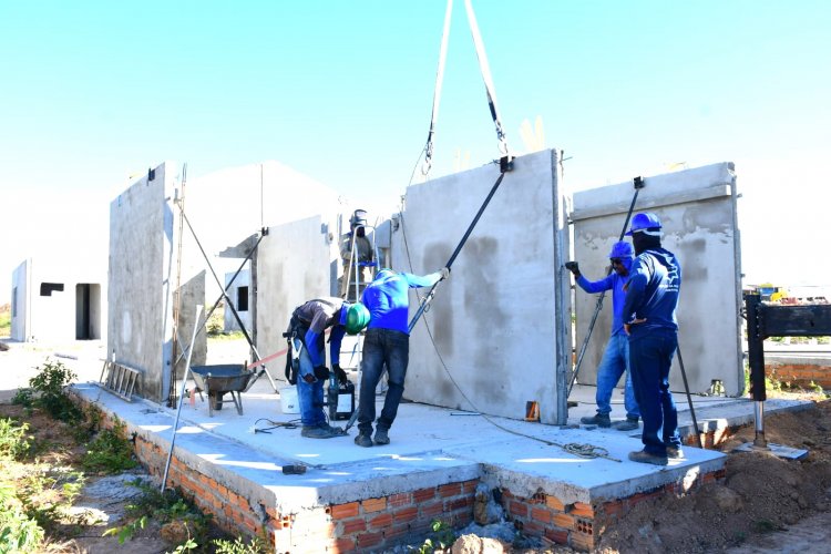 Prefeitura de Floriano visita às obras do programa Minha Casa, Minha Vida no loteamento Bom Jardim